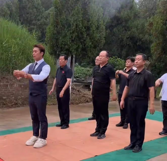 樊少皇回老家山東鄆城祭祖,當地人看到十分吃驚,沒想到他是老鄉