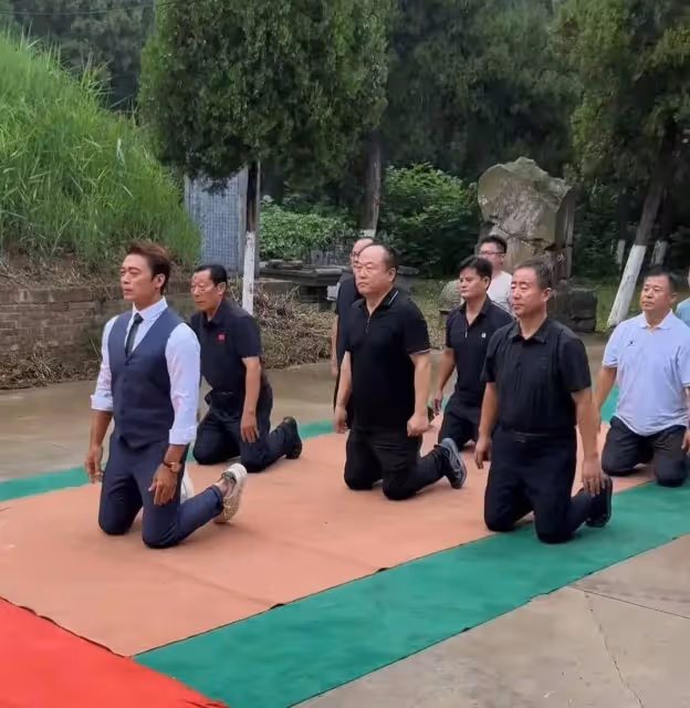樊少皇回老家山東鄆城祭祖,當地人看到十分吃驚,沒想到他是老鄉