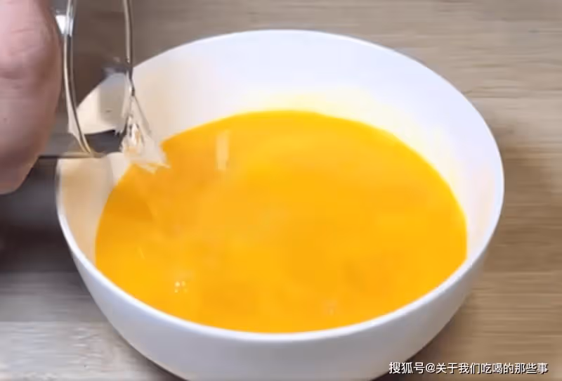 怎樣蒸出滑嫩細膩的雞蛋羹?比例和竅門告訴你,照著做比豆腐還嫩