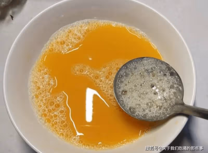 怎樣蒸出滑嫩細膩的雞蛋羹?比例和竅門告訴你,照著做比豆腐還嫩