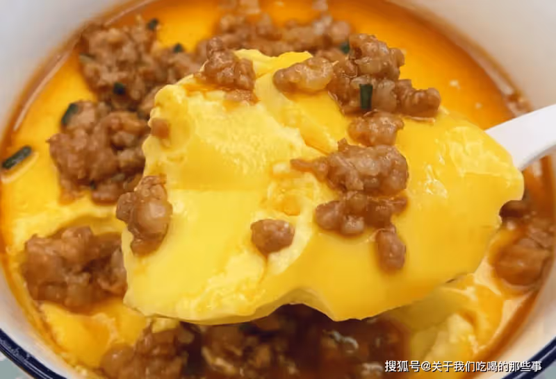 怎樣蒸出滑嫩細膩的雞蛋羹?比例和竅門告訴你,照著做比豆腐還嫩