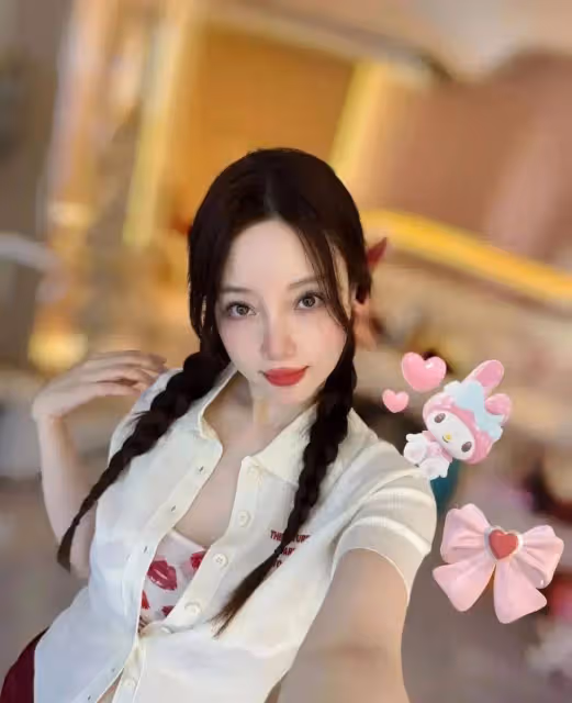 42歲的李小璐不老嗎?膚白貌美大長腿,豐滿身材令人羨慕,誰娶誰幸福