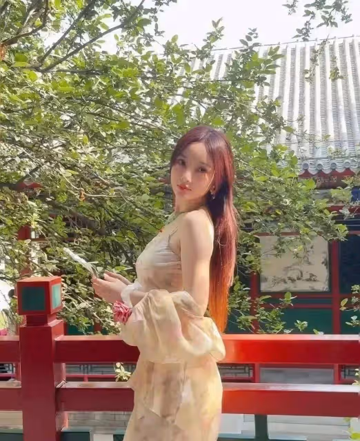 42歲的李小璐不老嗎?膚白貌美大長腿,豐滿身材令人羨慕,誰娶誰幸福