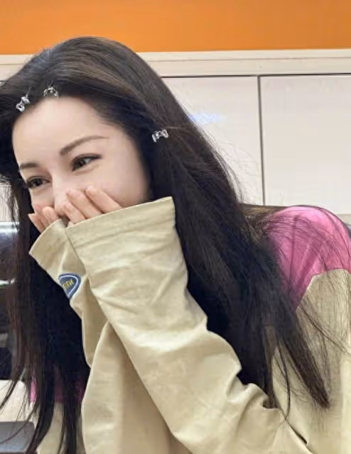 迪麗熱巴曬自拍俏皮呆萌,純真童趣滿滿,網友:這是吃可愛多長大的嗎?
