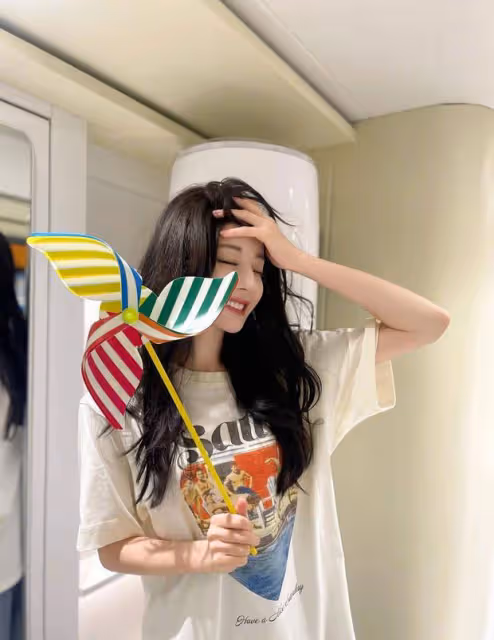 迪麗熱巴曬自拍俏皮呆萌,純真童趣滿滿,網友:這是吃可愛多長大的嗎?