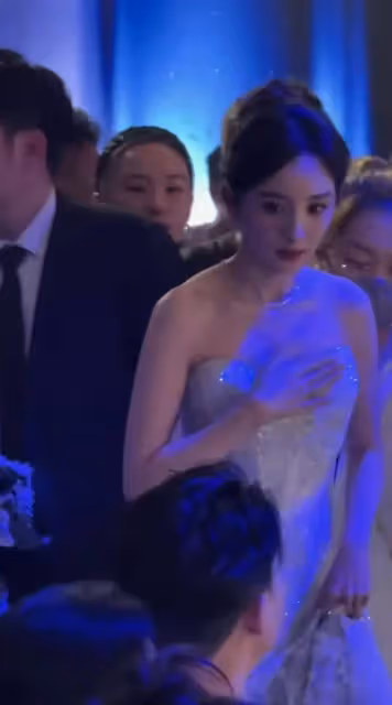 網友偶遇楊冪現身品牌活動,一身蕾絲長裙本人太美,氣場十足