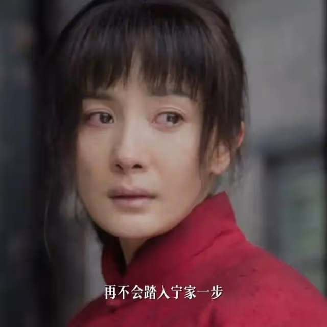 網友偶遇楊冪現身品牌活動,一身蕾絲長裙本人太美,氣場十足