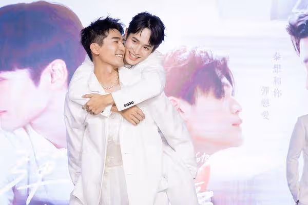 塗善存2度演BL「最萌身高差CP」公開! 深V露巨肌…羞曝有床戲
