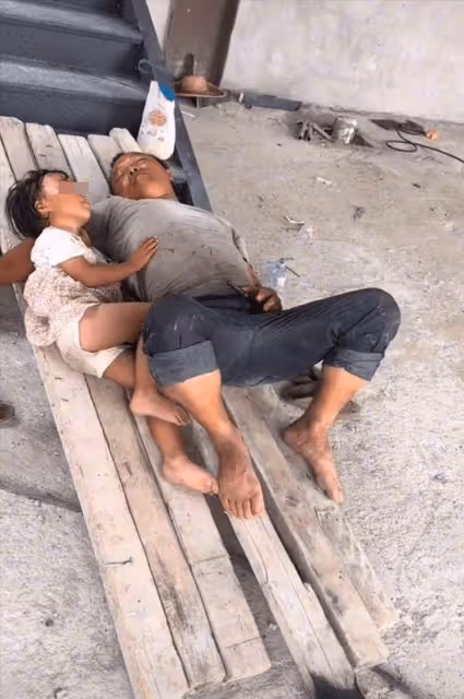 工人爸摟女兒「擠一塊破木板午睡」！知情人曝內幕：評論區吵瘋了