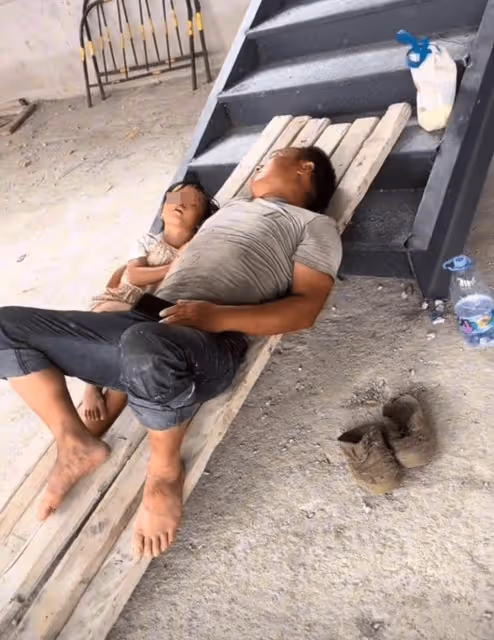工人爸摟女兒「擠一塊破木板午睡」！知情人曝內幕：評論區吵瘋了