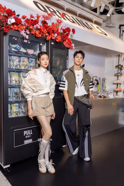 林柏宏的鞋上有「打板」　與郭雪芙用adidas Originals秀時尚品味