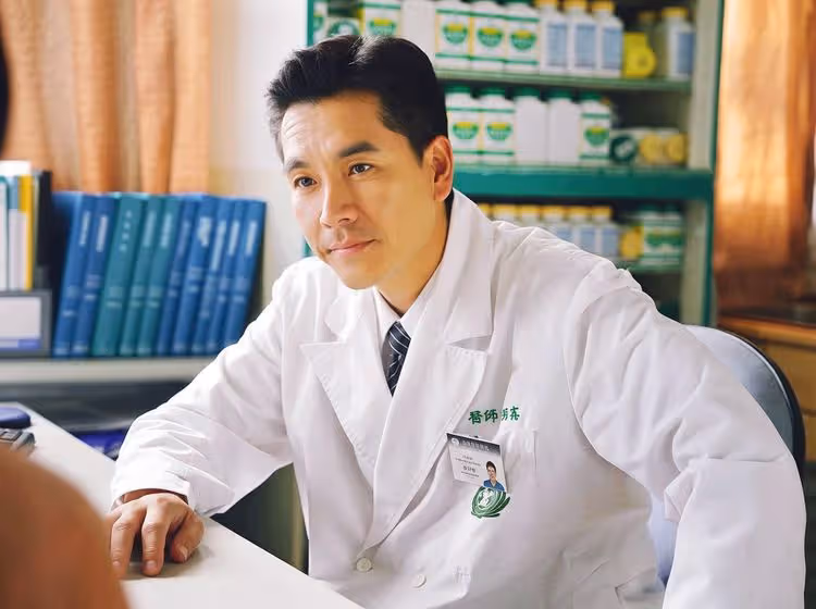 王傳一學霸出道未接醫生老爸衣缽　拍戲穿白袍感嘆：還好沒當醫生　