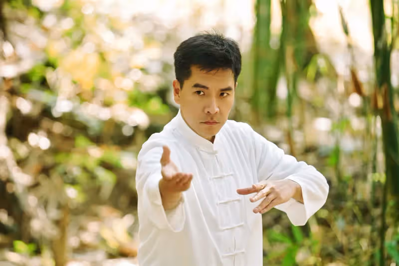 王傳一學霸出道未接醫生老爸衣缽　拍戲穿白袍感嘆：還好沒當醫生　