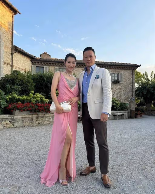 44歲TVB視後現身吳千語婚禮!低胸高衩露美腿,身材絕不輸新娘