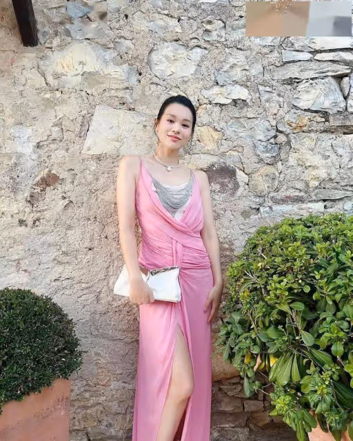 44歲TVB視後現身吳千語婚禮!低胸高衩露美腿,身材絕不輸新娘