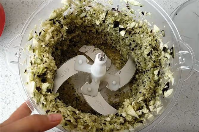 2個青椒,3個茄子,不揉面,不擀麵,做出的餅蓬鬆柔軟,薄皮大餡