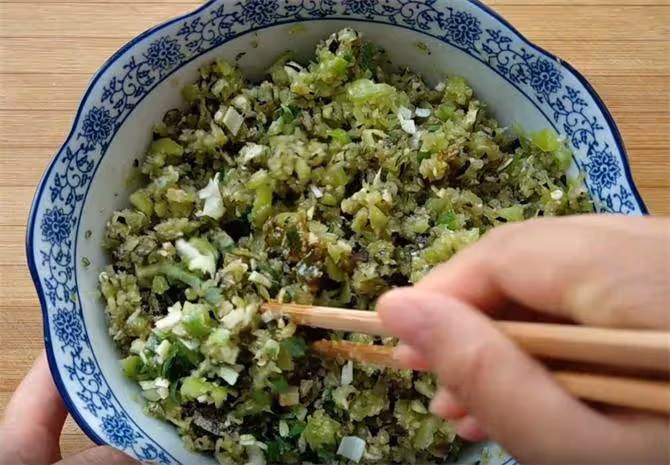 2個青椒,3個茄子,不揉面,不擀麵,做出的餅蓬鬆柔軟,薄皮大餡
