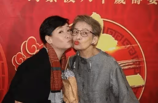 知名港星馮素波慶80歲大壽!曾與多位視帝演母子,自曝將開演唱會