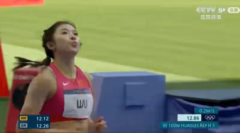 吳艷妮媽媽穿旗袍助陣女兒比賽,寓意旗開得勝,吳艷妮復活賽出局