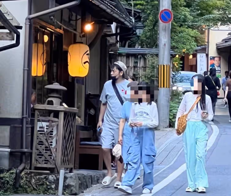 雷佳音一家日本旅遊被偶遇,女兒這麼大了,妻子身材高挑