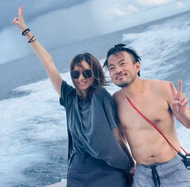 雷佳音一家日本旅遊被偶遇，女兒這麼大了，妻子身材高挑