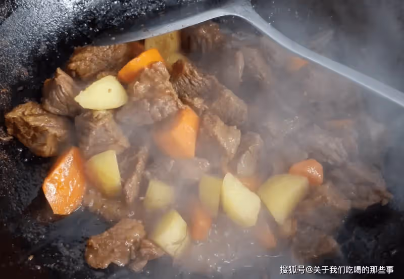 燉牛肉時，怎麼燉才可以鮮嫩不硬？掌握5個技巧，肉嫩味鮮還不腥