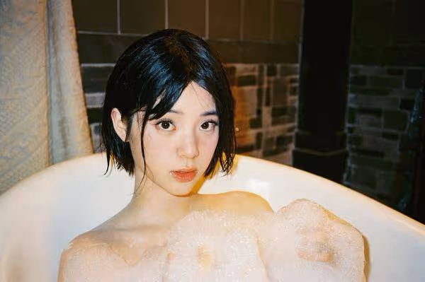 歐陽娜娜曬「短髮入浴照」賣萌濕發玩泡泡 網暈:這是我能看的嗎