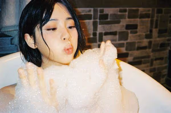 歐陽娜娜曬「短髮入浴照」賣萌濕發玩泡泡 網暈:這是我能看的嗎