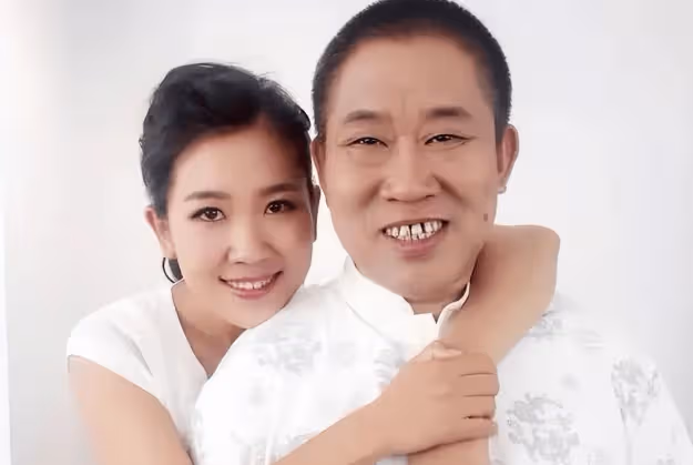 這2位男星一個比一個丑,老婆卻一個比一個漂亮,他們憑什麼?