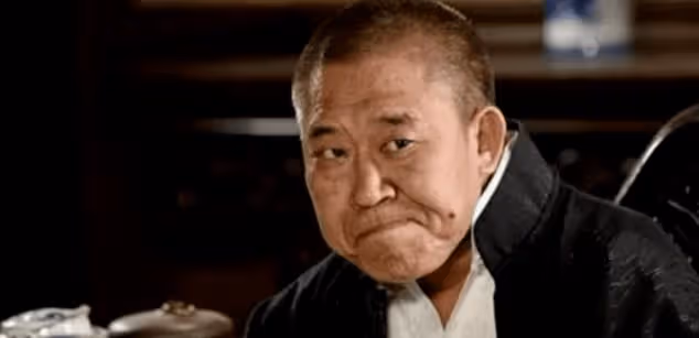 這2位男星一個比一個丑,老婆卻一個比一個漂亮,他們憑什麼?