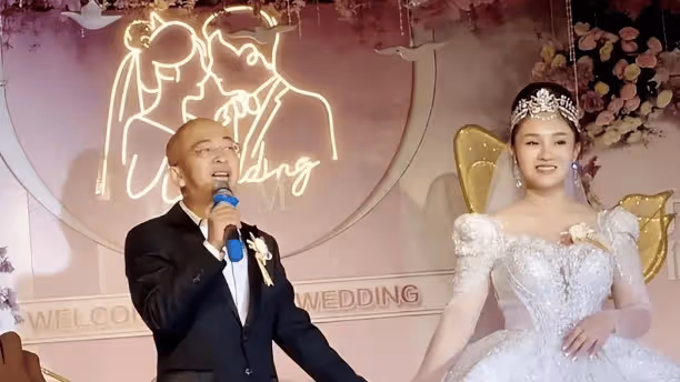 這2位男星一個比一個丑,老婆卻一個比一個漂亮,他們憑什麼?