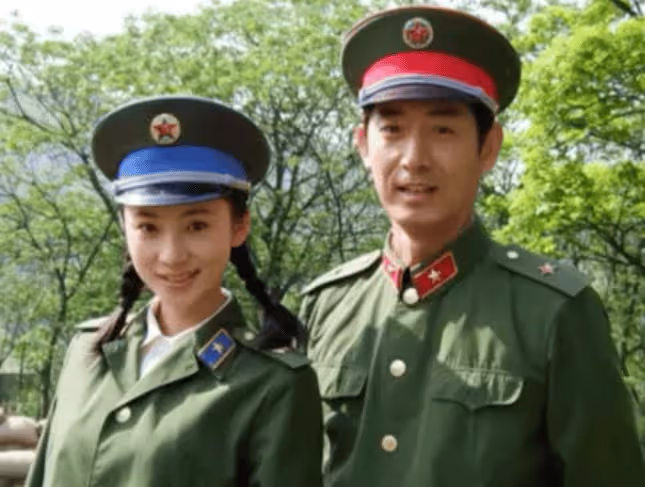 原來他們是兩口子,戲裡戲外都是夫妻,看不出年齡相差有16歲