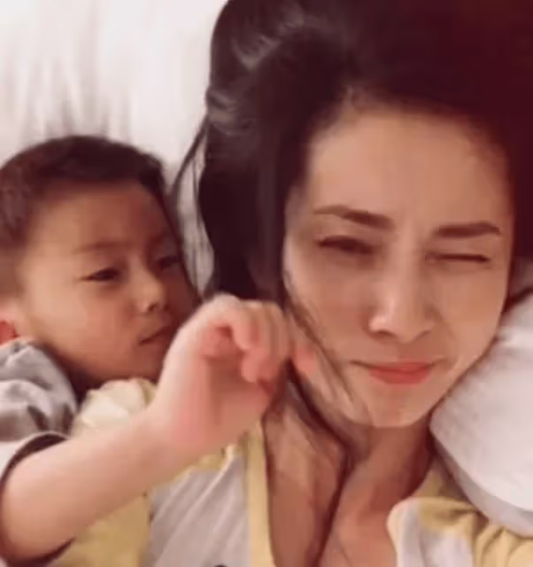 原來他們是兩口子,戲裡戲外都是夫妻,看不出年齡相差有16歲