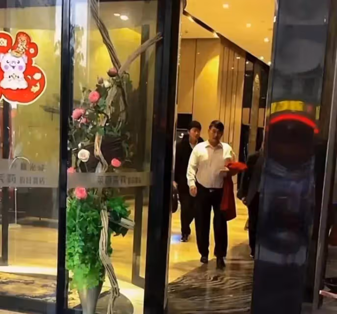 朱小偉陳萌陪大衣哥外出商演,大衣哥為兒子操碎心,一家相敬如賓