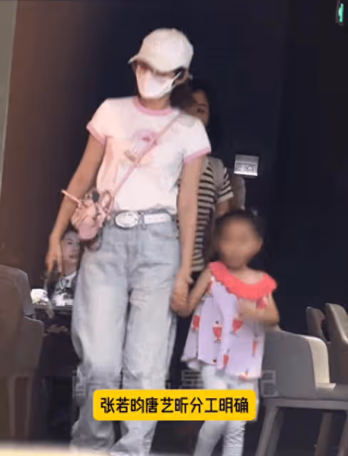 唐藝昕帶女兒逛街,小櫻桃活潑可愛,網友:這媽媽太溫柔了!