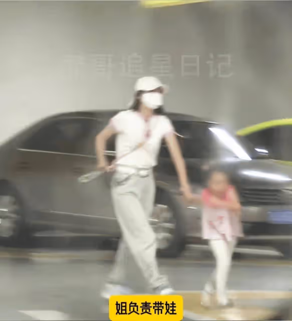 唐藝昕帶女兒逛街,小櫻桃活潑可愛,網友:這媽媽太溫柔了!