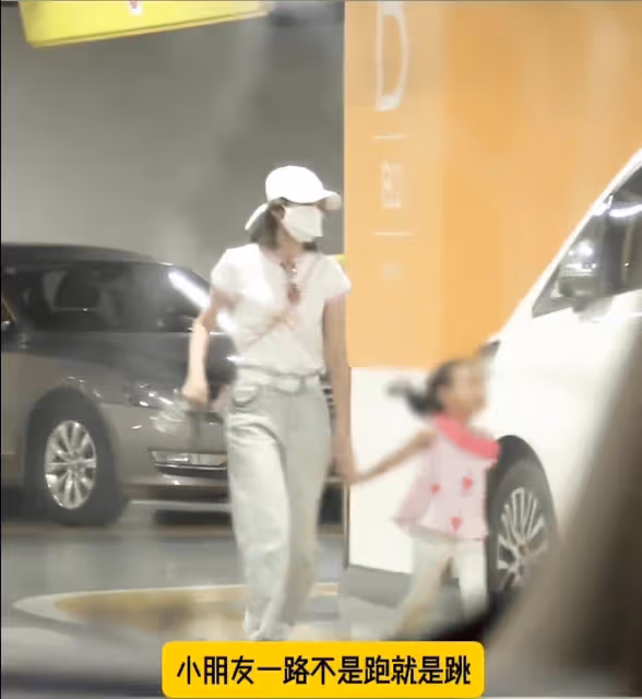 唐藝昕帶女兒逛街,小櫻桃活潑可愛,網友:這媽媽太溫柔了!