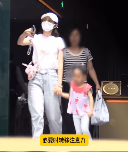 唐藝昕帶女兒逛街,小櫻桃活潑可愛,網友:這媽媽太溫柔了!
