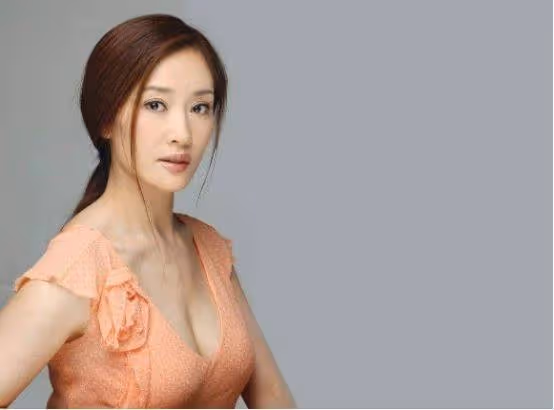 她因拍哺乳戲不用替身引爭議,無奈退圈,今和老公創業成老闆娘