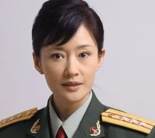 她因拍哺乳戲不用替身引爭議,無奈退圈,今和老公創業成老闆娘