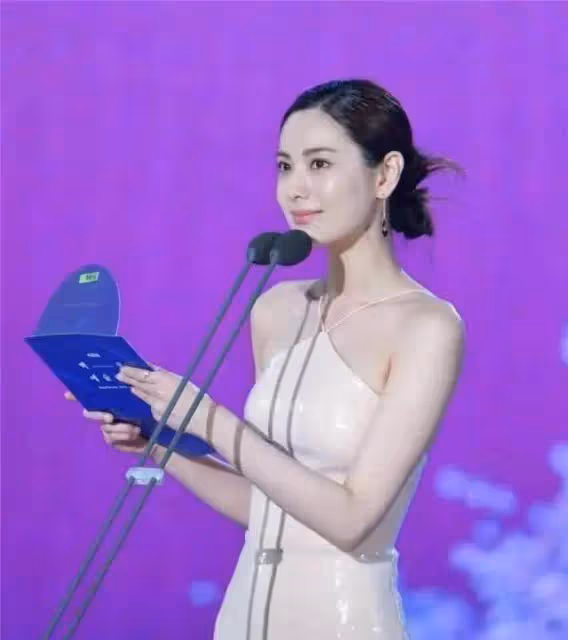 林珍娜連續3年評為世界第一美,穿乳膠人魚裙撩到你腿軟,網友:太美了