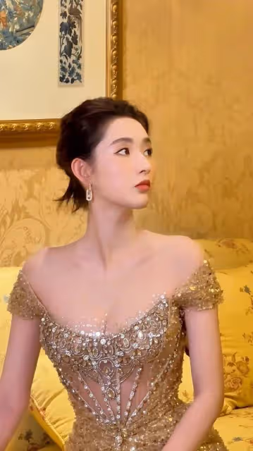 王玉雯穿鎏金抹胸長裙露事業線!膚白貌美大長腿性感火辣