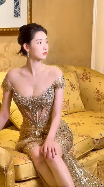 王玉雯穿鎏金抹胸長裙露事業線!膚白貌美大長腿性感火辣