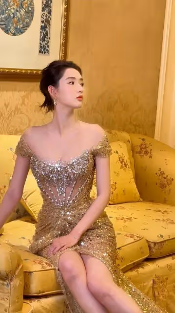 王玉雯穿鎏金抹胸長裙露事業線!膚白貌美大長腿性感火辣