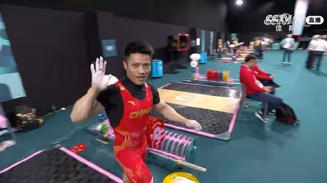 抓舉破紀錄，成功衛冕！李發彬奪得舉重男子61公斤級金牌