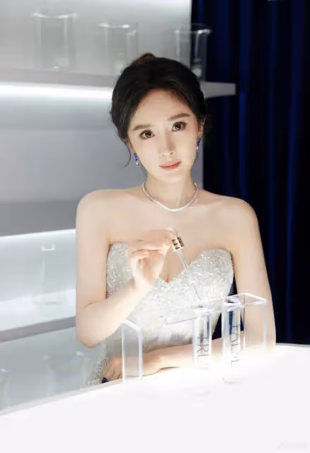 楊冪化妝品代言露出香肩和事業線!膚白貌美太性感撩人