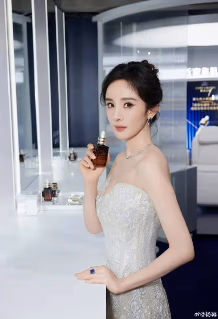 楊冪化妝品代言露出香肩和事業線!膚白貌美太性感撩人