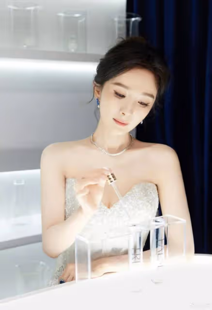 楊冪化妝品代言露出香肩和事業線!膚白貌美太性感撩人