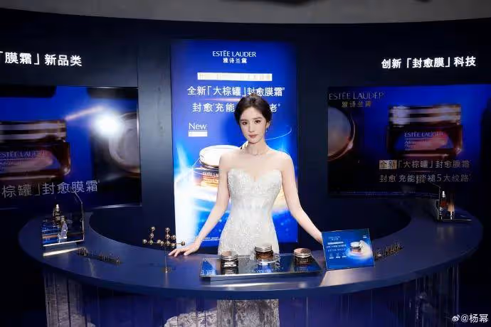楊冪化妝品代言露出香肩和事業線!膚白貌美太性感撩人
