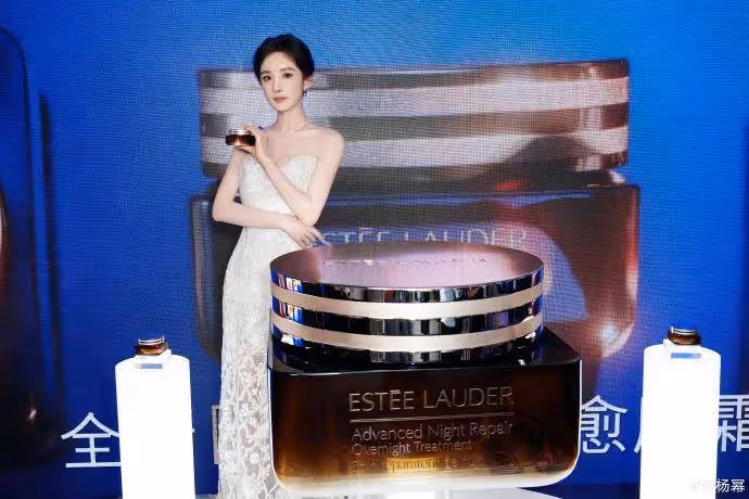 楊冪化妝品代言露出香肩和事業線!膚白貌美太性感撩人